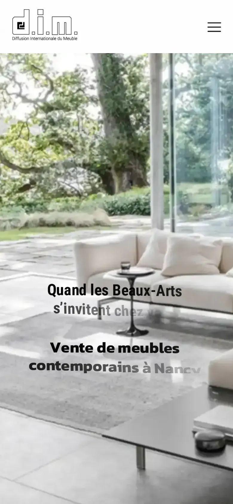Le site de D.I.M (Diffusion Internationale du Meuble) affiché sur un téléphone